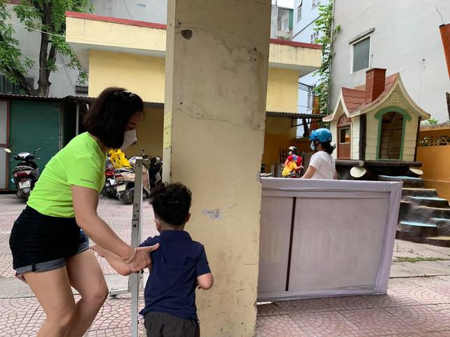 Có trẻ sau khi mẹ dắt vào trường nhất quyết đòi về nhà