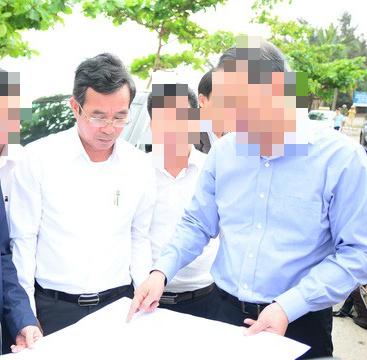 Ông Đàm Quang Hưng (áo trắng, bên trái) trong một lần đi kiểm tra thực tế trên địa bàn quận Liên Chiểu