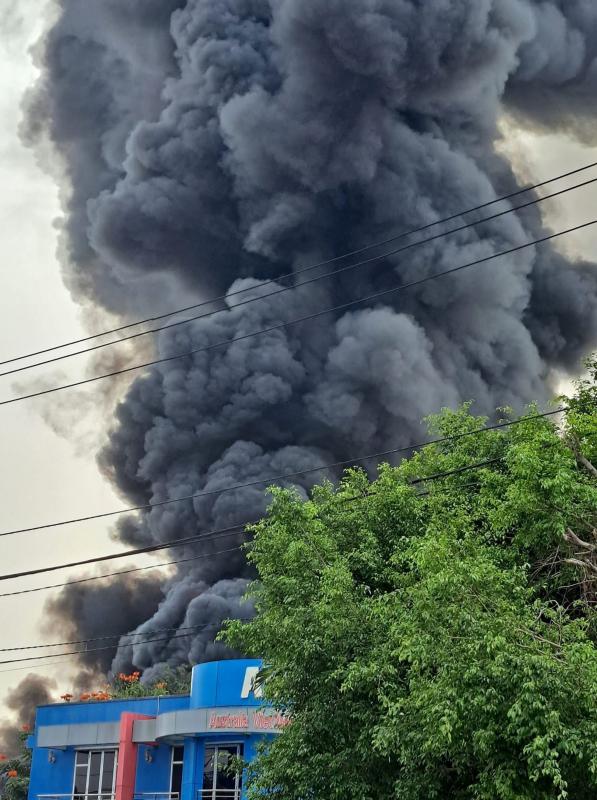 Khói đen bao trùm.