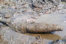 Tin tức trong ngày - Xe múc thi công bờ kè bất ngờ "đụng" phải 2 quả đạn pháo khủng