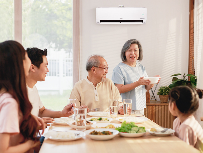 Với sự chăm sóc tận tình của điều hòa LG DUALCOOL, từ nay, cả nhà không còn lo lắng về các mầm bệnh trong không khí, thoải mái tận hưởng khoảnh khắc sum họp.