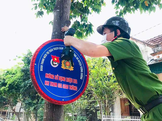 Tin tức trong ngày - "Biến" lốp xe thành biển cảnh báo đuối nước