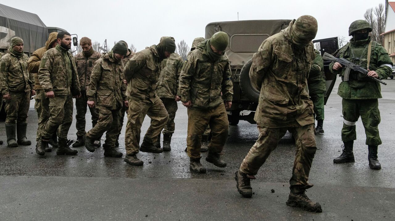 Binh sĩ Ukraine đầu hàng các lực lượng Nga. Ảnh: RIA Novosti.