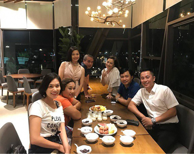 Trong bức hình của buổi tụ họp với đạo diễn, diễn viên bộ phim nổi tiếng một thời, Đức Trí khiến nhiều người trầm trồ.
