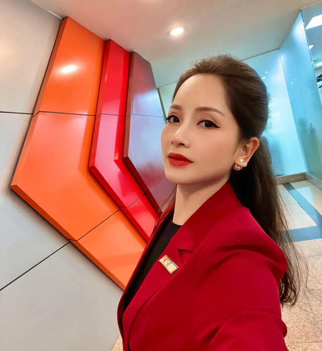 Trên trang cá nhân, Diệu Thảo chia sẻ hình ảnh tươi tắn, duyên dáng khi làm MC cho truyền hình.
