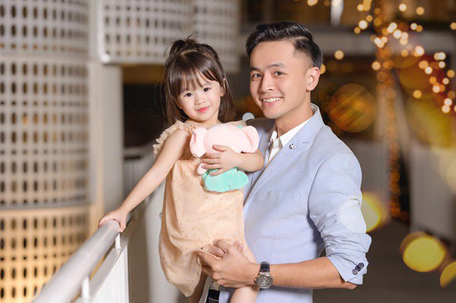 Hiện tại Văn Anh vẫn theo đuổi đam mê nghệ thuật và có cuộc sống gia đình hạnh phúc bên cô con gái nhỏ 4 tuổi.
