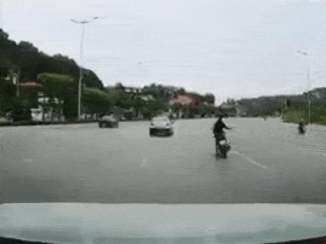 Thế giới xe - Clip: Nghi nổ lốp, thanh niên lái xe lảo đảo gặp nạn vô cùng nguy hiểm