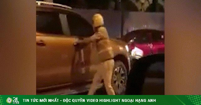 The pickup truck driver ran away after the traffic police asked him to stop
