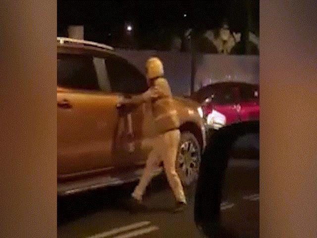 Tin tức trong ngày - Tài xế xe bán tải bỏ chạy sau khi CSGT yêu cầu dừng xe