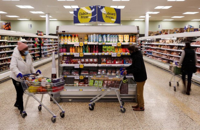 Người dân mua sắm trong siêu thị ở thủ đô London - Anh. Ảnh: Reuters