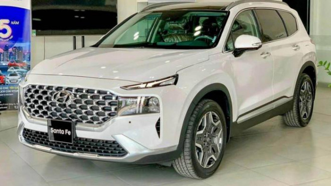 Hyundai SantaFe bán 1.201 xe tháng 3/2022, giữ vững ngôi vương doanh số phân khúc D-CUV dù giá bán chênh gần trăm triệu đồng