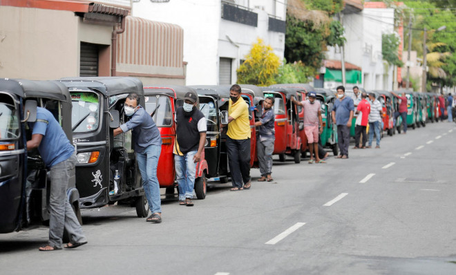 Các tài xế xếp hàng chờ mua xăng trong bối cảnh khủng hoảng kinh tế ở Colombo - Sri Lanka hôm 12-4. Ảnh: Reuters