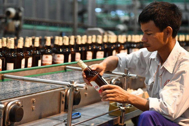 Trong hơn 3 tháng đầu năm, Habeco đã 2 lần tăng giá bán bia hơi Hà Nội. Ảnh: Hoàng Hà.