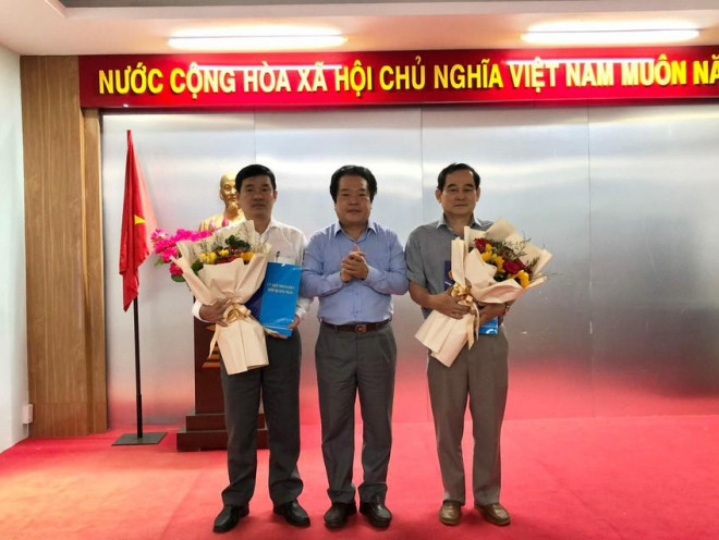 Ông Nguyễn Xuân Mến (cầm hoa, bên phải) và ông Phạm Minh Đức (cầm hoa, bên trái). Ảnh: PT