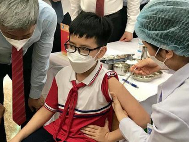 Sức khỏe đời sống - Gần 200 trẻ từ 5 - dưới 12 tuổi đầu tiên ở Việt Nam tiêm vắc-xin phòng COVID-19