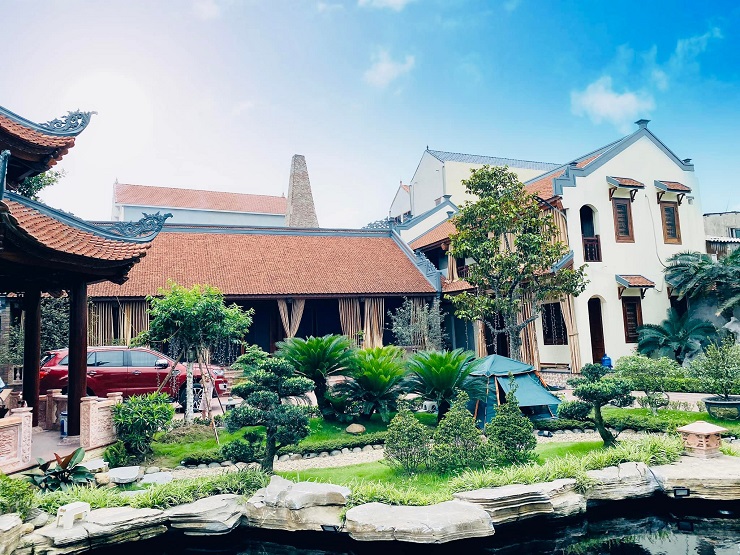 “Biệt Phủ” toạ lạc ở huyện Gia Bình, tỉnh Bắc Ninh, có tổng diện tích xây dựng là 900m2, bao gồm: một gian nhà gỗ 5 gian rộng 170m2; một nhà ở sinh hoạt rộng 140m2 và phần còn lại là sân vườn và hồ cá.
