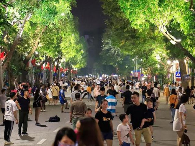 Pháp luật - Lật tẩy "chiêu trò" trộm cắp, móc túi ở phố cổ Hà Nội