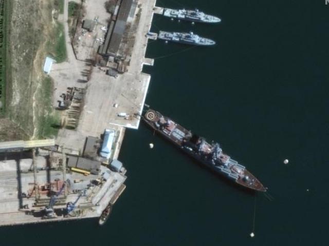 Thế giới - Những hình ảnh cuối cùng của soái hạm Nga trước khi phát nổ gây hư hại nặng