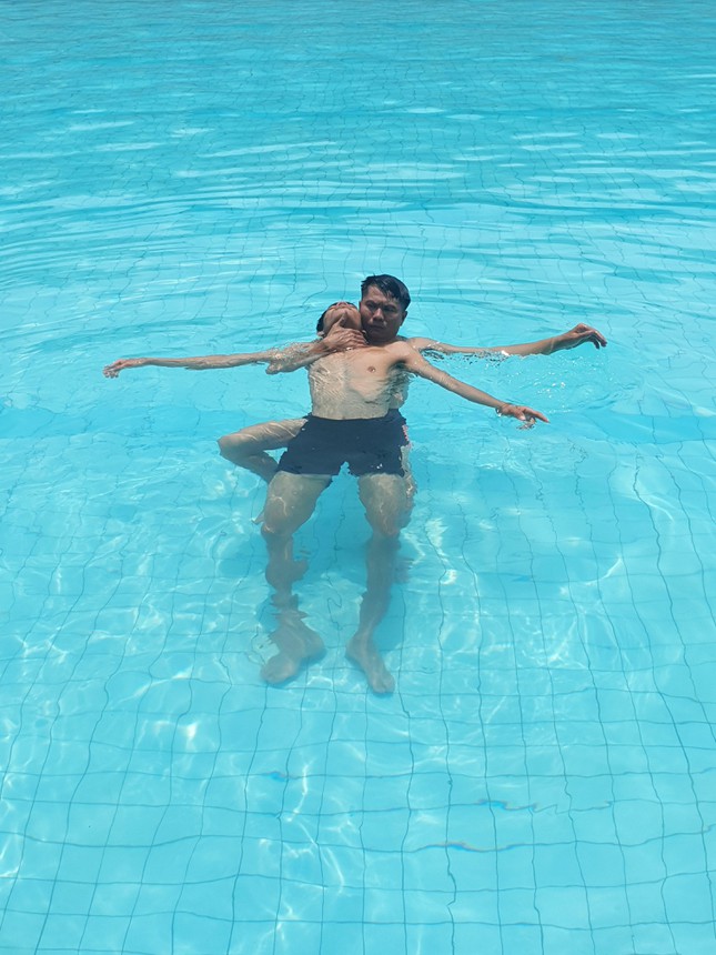 Thao tác bơi cứu người đuối nước được Đại úy Hiếu ứng dụng hiệu quả trong trường hợp cứu sống 4 người bị đuối nước vừa qua.