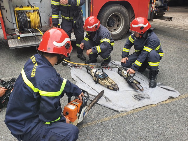 Các công cụ cứu hộ trên xe đặc chủng như kìm cắt, kìm phá, cưa sắt, cưa gỗ… được các chiến sĩ thao tác nhanh nhẹn để phục vụ công việc.