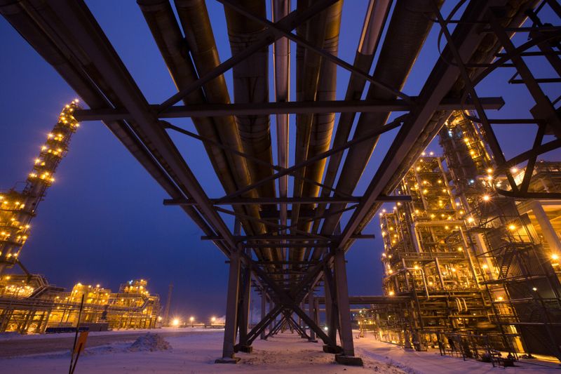 Một nhà máy lọc dầu ở Nga. Ảnh: Bloomberg