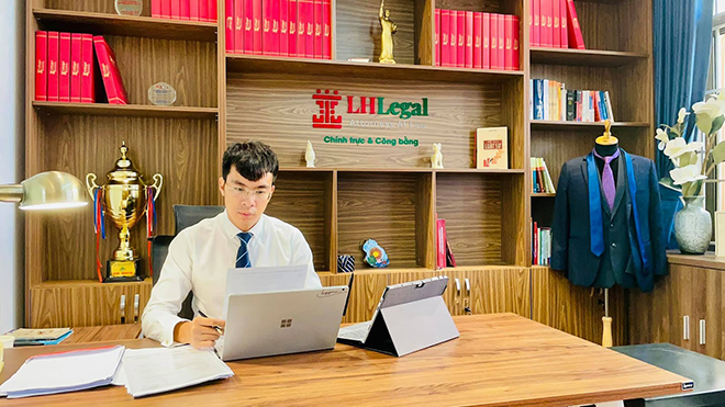 Luật sư Lê Nguyên Hòa luôn hết mình với công việc