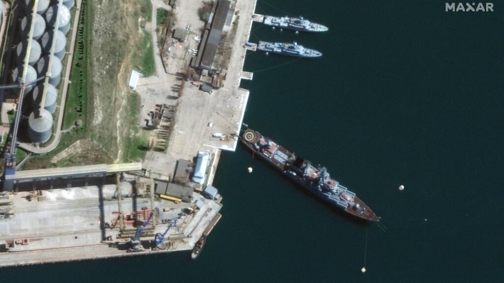 Chiếm hạm Moskva neo tại quân cảng Sevastopol, Crimea hôm 7.4 (ảnh: CNN)