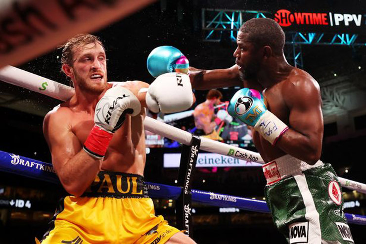 Logan Paul (trái) từng so găng Floyd Mayweather ngày 6/6/2021ở SVĐ Hard Rock (Miami Gardens, bang Florida, Mỹ)