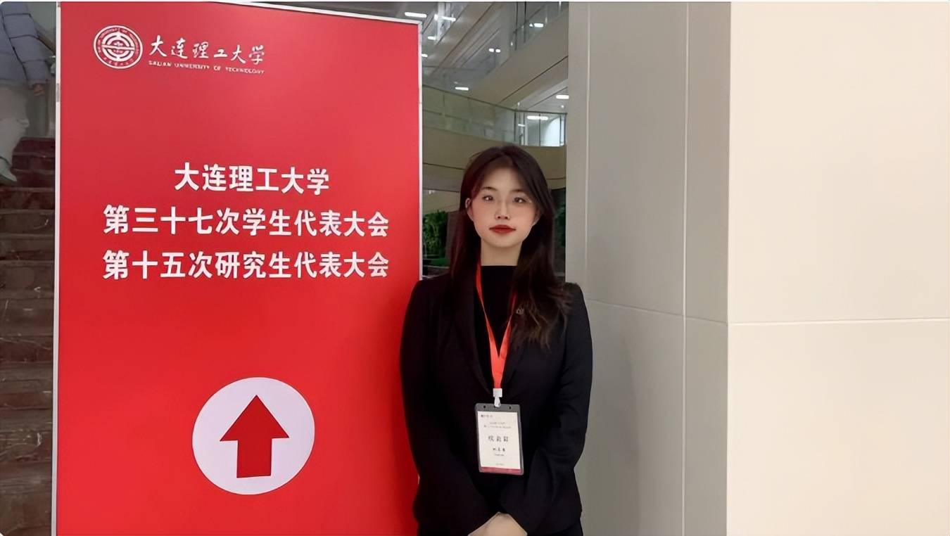 Talented female university student makes Chinese netizens admire - 1