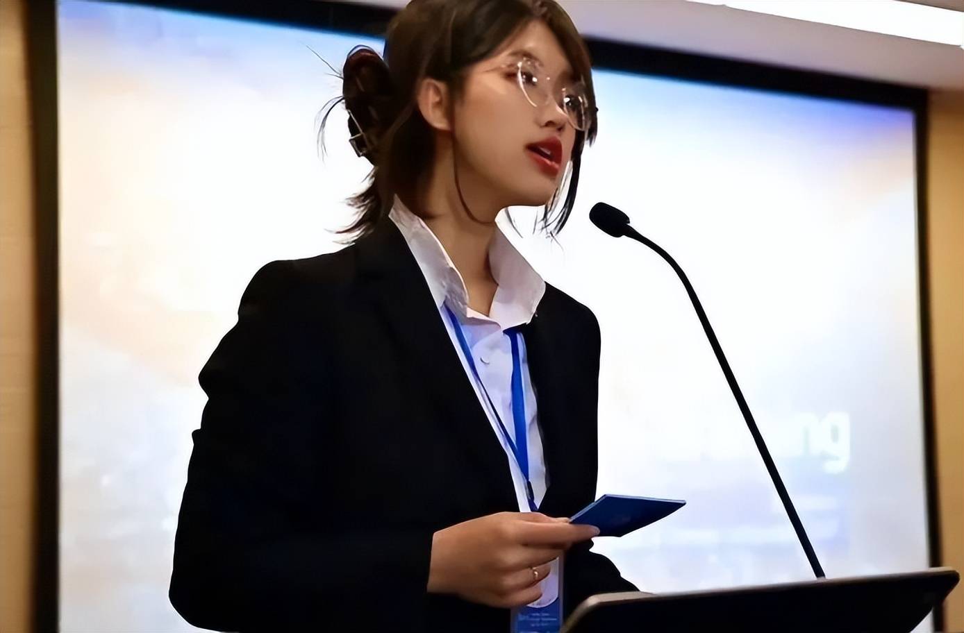 Talented female university student makes Chinese netizens admire - 3