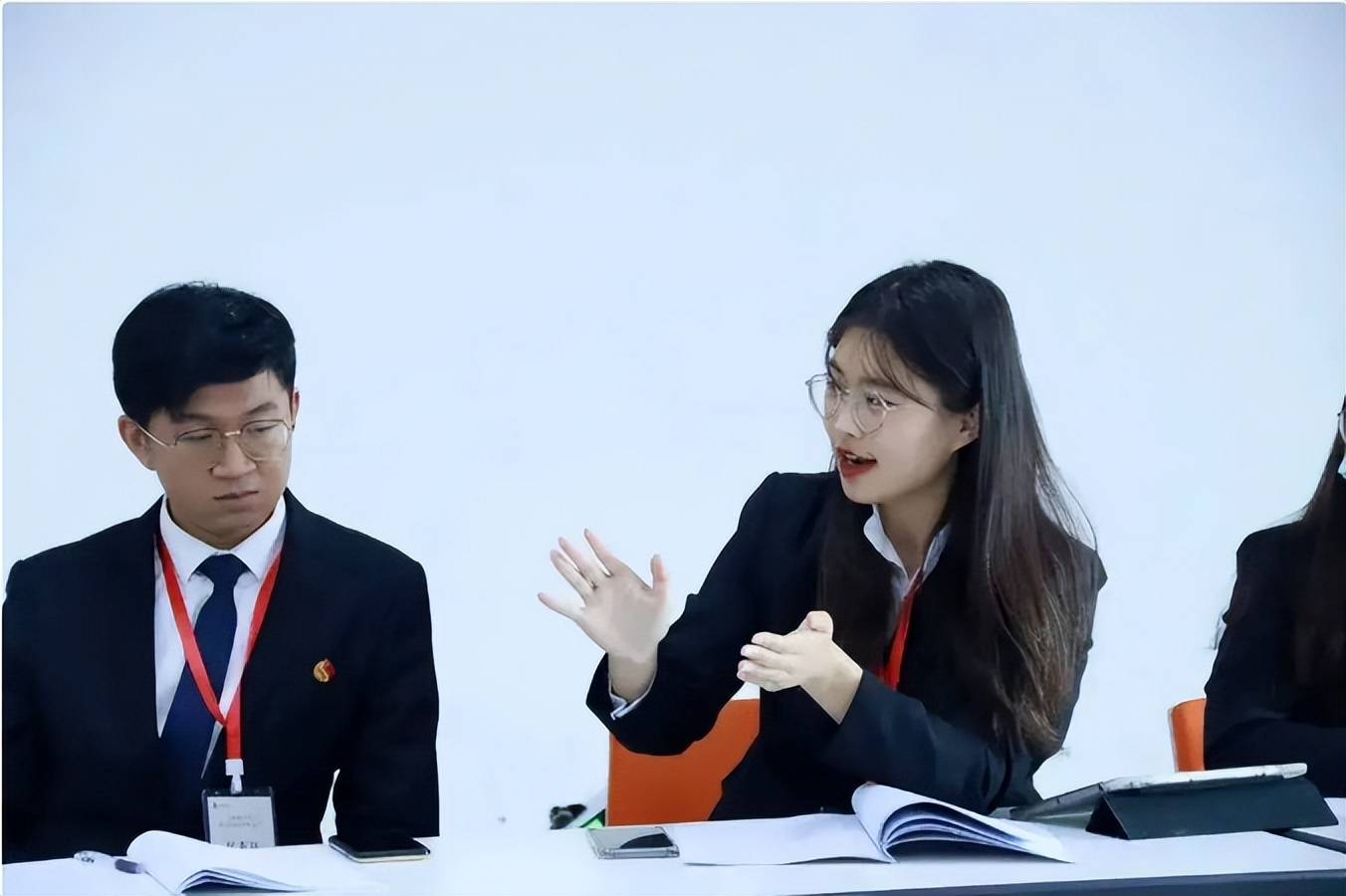 Talented female university student makes Chinese netizens admire - 4
