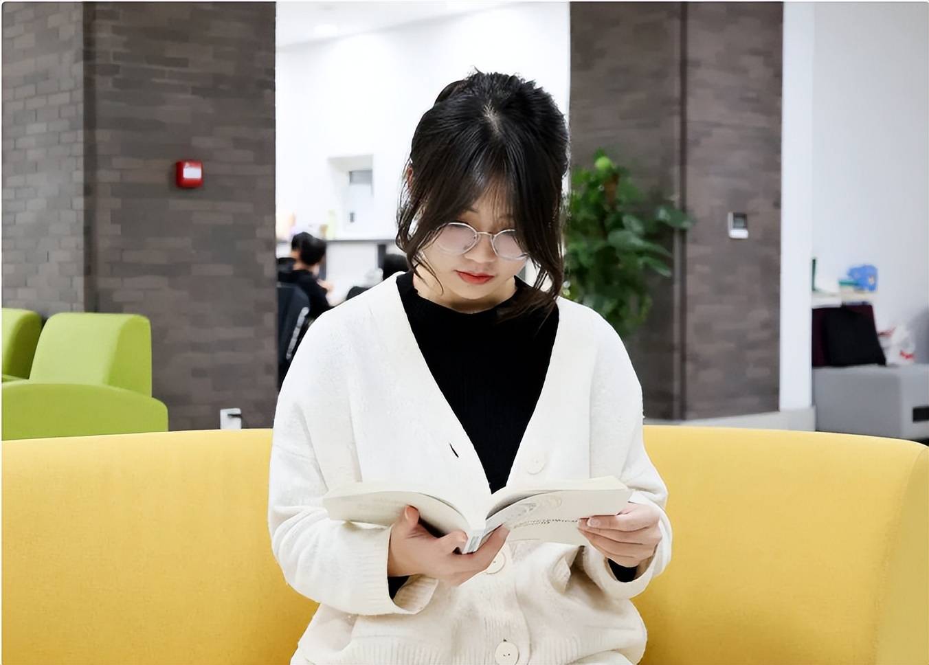 Talented female university student makes Chinese netizens admire - 5