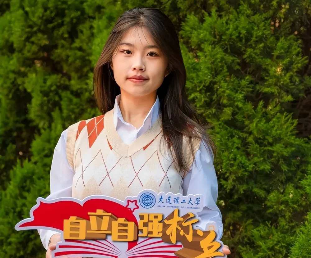 Talented female university student makes Chinese netizens admire - 6