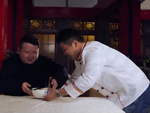 Clip hài hước - Hai anh em dùng "mưu sâu kế hiểm" để đi ăn không mất tiền