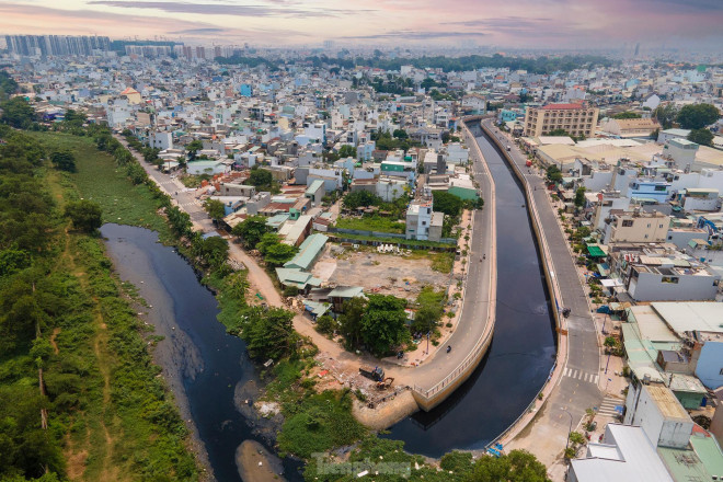 Đầu tư 629 tỷ đồng, dự án cải tạo kênh Nước Đen (nhánh bên phải) ở quận Bình Tân đã hoàn thành, góp phần thay đổi bộ mặt, cảnh quan và môi trường dọc hai bờ. Đoạn giao với kênh Tham Lương ghi nhận ngày 14/4.