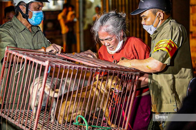 Cụ thể, theo ghi nhận của PV, bà Phạm Thị Lan thấy chó nhà mình bị bắt đã gây khó dễ cho tổ công tác. 