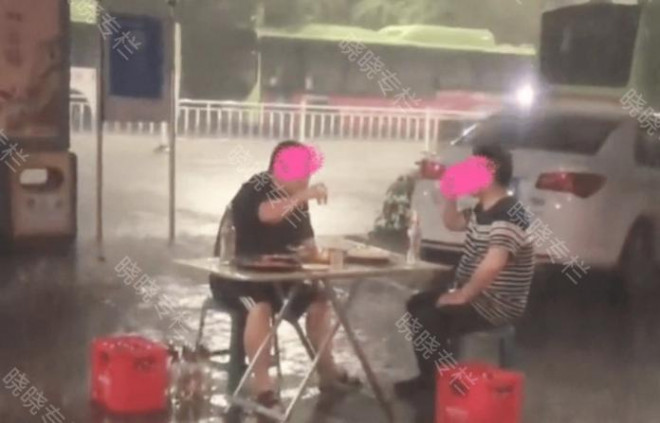 The story behind the image of two men drinking alcohol surprised netizens - 1