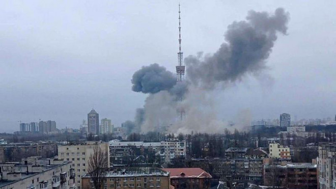 Khói bốc lên từ hiện trường một vụ không kích ở Kiev hồi tháng 2/2022. Ảnh: Reuters