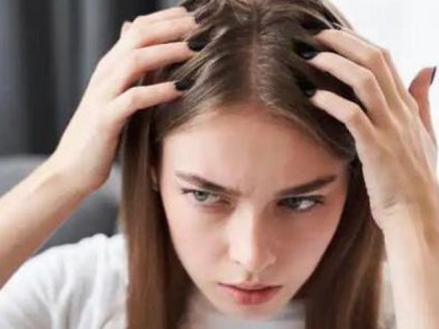 Làm đẹp - Hô biến dầu gội thường thành dầu gội trị gàu