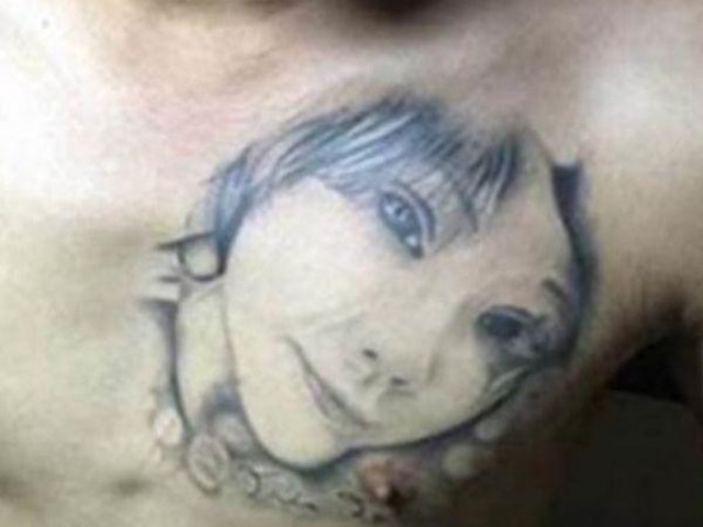 Phi thường - kỳ quặc - Lỡ xăm mặt người yêu lên ngực nhưng lại chia tay, chàng trai có cách xử lý cực "bá đạo"