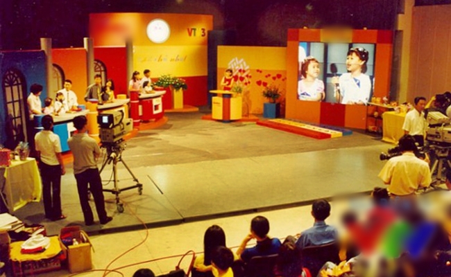 Ra mắt lần đầu vào năm 1998, “Ở nhà Chủ Nhật” là gameshow truyền hình dành cho các gia đình, được phát sóng lúc 12h00 Chủ nhật hàng tuần trên VTV3. Trải qua 9 năm đồng hành với khán giả, chương trình chính thức dừng lại vào ngày 30/12/2007.
