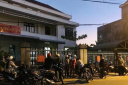 Kinh doanh - Sau Đà Nẵng, đến lượt dân Quảng Ngãi nửa đêm xếp hàng dài chờ làm thủ tục đất đai