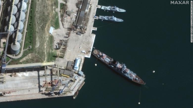 Tuần dương hạm Moskva neo tại quân cảng Sevastopol ở Crimea vào ngày 7.4.2022.