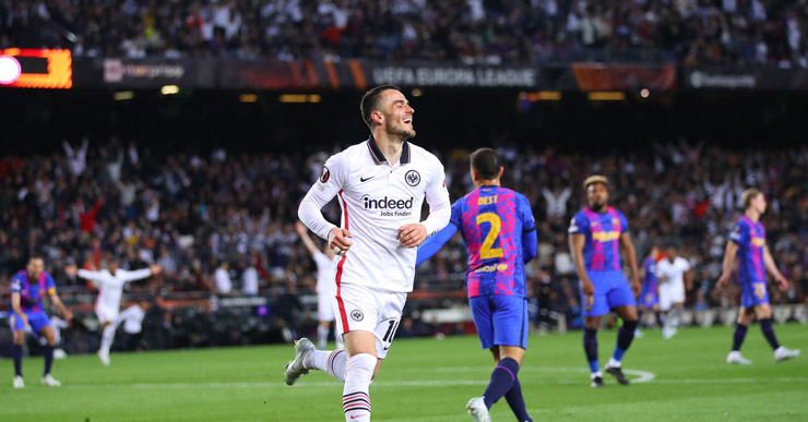 Barcelona thua sốc Eintracht Frankfurt 2-3 ngay ở Nou Camp và bị loại ở Europa League năm nay