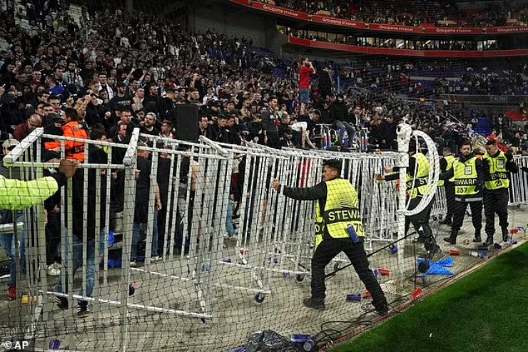 Fan Lyon&nbsp;đòi "ăn thua đủ" với cảnh sát và cầu thủ đội nhà sau trận thua West Ham ở Europa League