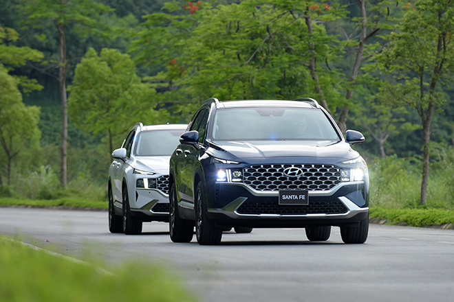 Price of Hyundai Santa Fe car rolling in April 2022, 50% off registration fee - 15