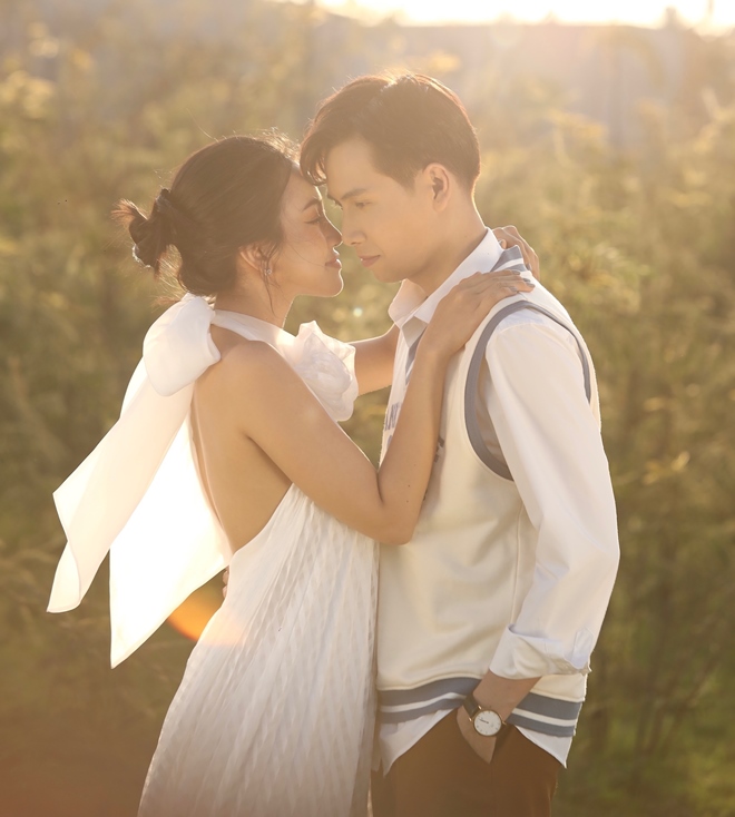 Cả hai có nhiều cảnh quay lãng mạn trong MV.