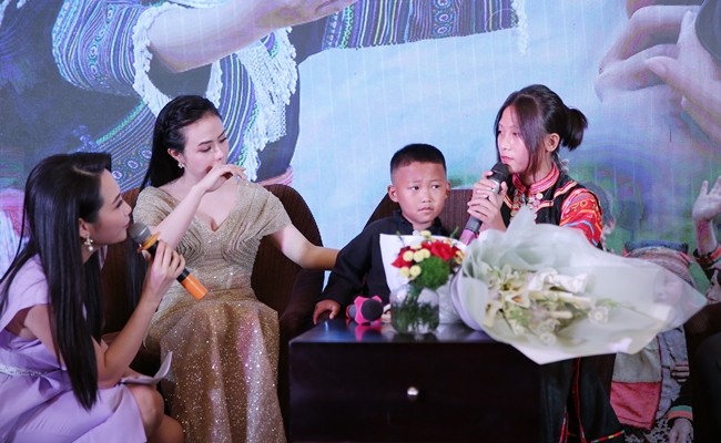Nữ ca sĩ xúc động bật khóc ngay trên sân khấu