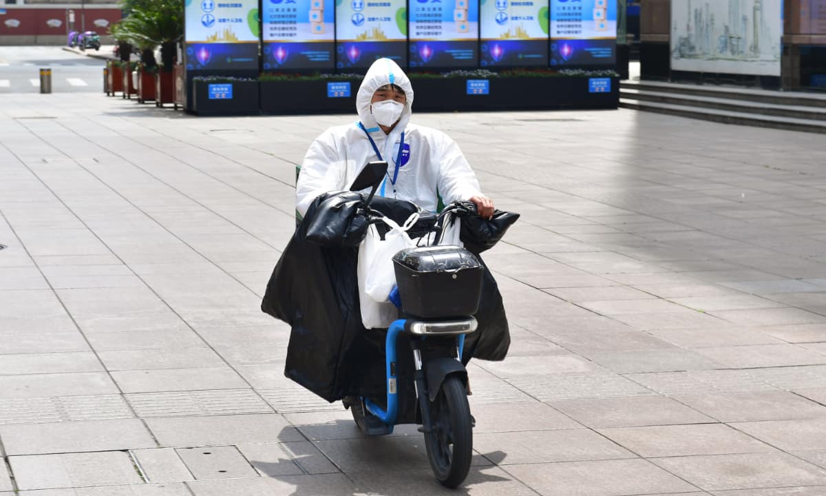 Nhiều thành phố ở Trung Quốc ghi nhận ca nhiễm Covid-19 là nhân viên bưu điện và nhân viên chuyển phát nhanh. Ảnh: VCG