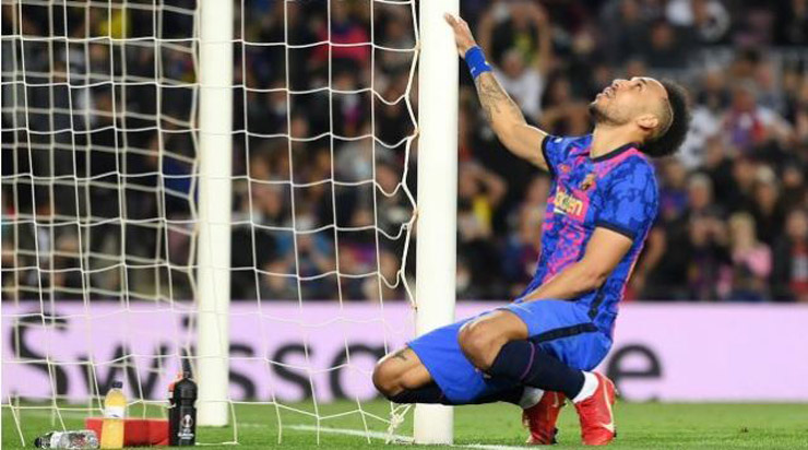 Sự tiếc nuối của Aubameyang khi phung phí cơ hội ăn bàn đáng tiếc